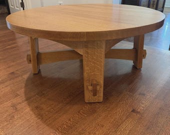 Tavolino da caffè Stickley Onondaga con piano rotondo, in buone condizioni.