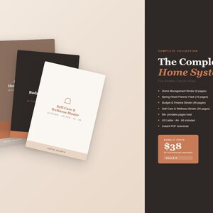 Puede incluir: Una colección de cuatro carpetas en tonos naranja, marrón y negro, con el título "The Complete Home System". La carpeta blanca del frente dice "Self-Care & Wellness Binder". La imagen incluye texto sobre el contenido del sistema.