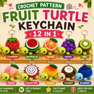 Puede incluir: Un gráfico digital que muestra un patrón de ganchillo 12 en 1 para llaveros de tortugas con temática de frutas. La imagen presenta doce pequeñas tortugas tejidas de colores con caparazones que parecen piña, fresa, sandía, naranja, uvas, kiwi, cereza, melocotón, fruta del dragón, mango, coco y arándano.