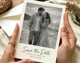 Tarjeta de anuncio de boda con foto de estilo cinematográfico, invitación minimalista de estilo cinematográfico, recuerdo de calidad de archivo 2026