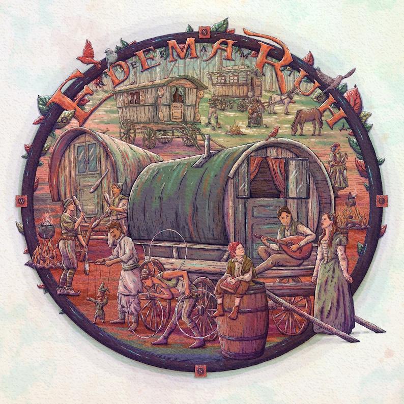 Op de afbeelding: Een aquarelillustratie van een fantasierijke sc&egrave;ne met een groep mensen die rond een karavaan van kleurrijke wagens zijn verzameld. De wagens zijn versierd met ingewikkelde details en hebben houten wielen. De mensen zijn gekleed in middeleeuwse kleding en zijn bezig met verschillende activiteiten, zoals muziek maken, praten en genieten van het landschap. De sc&egrave;ne speelt zich af in een weelderig bos met bomen en bladeren in tinten groen en bruin. De woorden "Edema Ruh" zijn in een decoratief lettertype rond de rand van de cirkel geschreven.