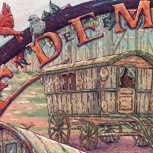Op de afbeelding: Een vintage houten wagen met een groen dak en witte gordijnen. De wagen heeft vier wielen en is versierd met sierlijke details. De wagen staat geparkeerd in een bosrijke omgeving met bomen en een bord met de tekst "Het betoverende bos".