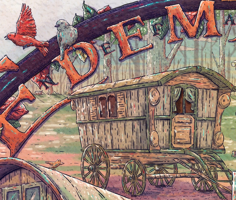 Op de afbeelding: Een vintage houten wagen met een groen dak en witte gordijnen. De wagen heeft vier wielen en is versierd met sierlijke details. De wagen staat geparkeerd in een bosrijke omgeving met bomen en een bord met de tekst "Het betoverende bos".