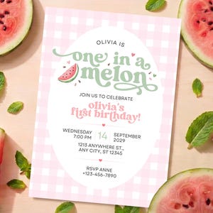 Puede incluir: Una invitación rosa y blanca a cuadros con el texto "Olivia is one in a melon" para una fiesta de primer cumpleaños. Rodajas de sandía y hojas de menta rodean la invitación.