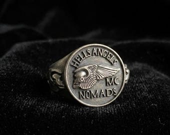 ノマドバイカーリング、酸化シルバー仕上げ、メンズステートメントスカルウィングリング、ハンドメイドゴシックジュエリー、彼へのギフト、パーソナライズMCリング