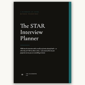 Puede incluir: Una cubierta de planificador negra con texto blanco que dice A HANDBOOK CO. GUIDE, JOB SEEKERS - INTERVIEW SERIES, The STAR Interview Planner y un párrafo sobre preparación de entrevistas. Una franja vertical verde azulado recorre el borde derecho.