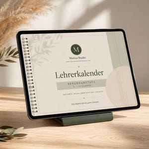 Könnte beinhalten: Ein digitales Tablet mit einem Lehrerplaner, betitelt Lehrerkalender Sekundarstufe 5-12 Klasse, datiert 2024/27. Der Bildschirm zeigt einen cremefarbenen Hintergrund mit salbeigrünen Akzenten, eine Spiralbindungsgrafik und das Morina Studio Logo.