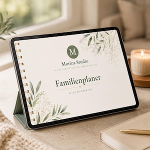 Könnte beinhalten: Ein digitales Tablet mit einem Planer-Cover mit dem Titel Familienplaner von Morina Studio. Der Bildschirm zeigt einen weißen Hintergrund mit grünen botanischen Illustrationen, ein kreisförmiges Logo mit dem Buchstaben M und den Text Alles an einem Ort.