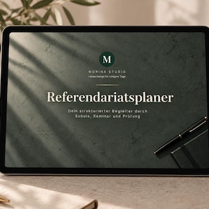 Könnte beinhalten: Ein Tablet mit einem digitalen Planer auf einem dunkelgrünen, texturierten Hintergrund. Der Bildschirm zeigt den Text Morina Studio, Referendariatsplaner und den Untertitel Dein strukturierter Begleiter durch Schule, Seminar und Prüfung sowie ein Stift-Symbol.
