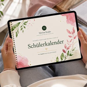 Könnte beinhalten: Ein digitales Tablet mit einem Planer-Cover, das den Titel Schülerkalender und das Morina Studio Logo zeigt. Das Design hat einen cremefarbenen Hintergrund mit Aquarellillustrationen von rosa Blumen, grünen Blättern und goldenen Akzenten.