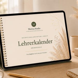 Könnte beinhalten: Ein digitales Tablet zeigt einen Planer mit dem Titel Lehrerkalender Grundschule und dem Morina Studio Logo für das Schuljahr 2024/27. Der Bildschirm hat einen beigen Hintergrund mit Illustrationen aus getrocknetem Gras und dunkelgrünem Text.