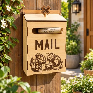 以下が含まれることがあります： Good Things Take Timeと書かれた巻物が入ったスロット付きの明るい木製郵便受け。前面にはMAILという暗い文字が刻印されており、その下にはハイカー、地球儀、シャベルのイラストが描かれています。