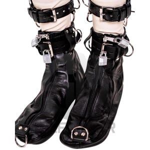 Botas de couro preto com luvas para os pés, conjunto de mangas de compressão com trava feitas sob medida, couro personalizado para adultos.