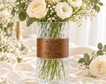 Vaso de vidro personalizado para flores, com nome e data gravados em base de madeira, ideal para centro de mesa de casamento ou presente de aniversário para casais.