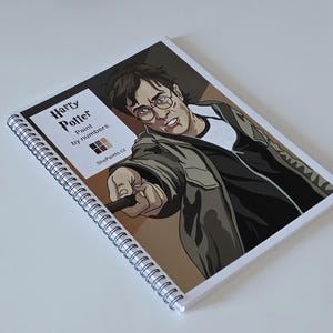 Può includere: Un libro di pittura con i numeri di Harry Potter con rilegatura a spirale che presenta un'illustrazione grafica di un personaggio con capelli scuri, occhiali e giacca, che tiene in mano una bacchetta. La copertina include il testo Harry Potter Paint by numbers e ShePaints.cz.