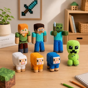 Puede incluir: Una colección de siete figuras de ganchillo inspiradas en personajes de Minecraft, que incluye figuras humanas, un zombi verde con una lanza, un creeper verde y tres ovejas en blanco, naranja y azul, todas con diseños de bloques.