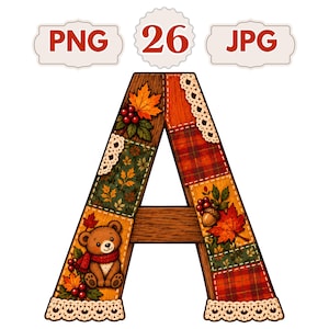 Op de afbeelding: Een hoofdletter A versierd met een patchworkontwerp met herfstbladeren, rode bessen, een bruine teddybeer met een rode sjaal, ruitpatronen en witte kanten randen. De tekst PNG 26 JPG staat bovenaan de afbeelding.