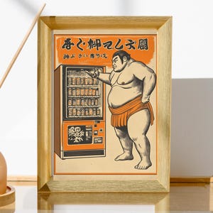 Könnte beinhalten: Gerahmter Druck mit einem Vintage-Design, der einen Sumo-Ringer und einen Automaten mit japanischem Text zeigt. Der Druck ist in Orange-, Braun- und Beigetönen gehalten. Links befindet sich ein Diffusor aus mattiertem Glas mit Holzstäbchen.