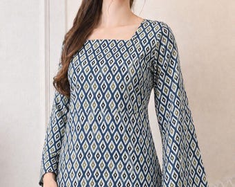 Tunica da donna in rayon blu ikat con allacciatura sul retro e maniche a campana, stile boho con stampa geometrica, kurti indo-occidentale chic, tunica dallo stile minimal.