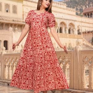 Abito midi da donna in rayon con stampa floreale blu, abito boho a balze fatto a mano, elegante abito estivo blu stampato, abito da festa ca