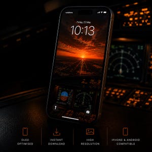 Könnte beinhalten: Ein Smartphone mit goldenem Rahmen zeigt einen Sonnenuntergang über einer Flughafenpiste, mit der Uhrzeit 10:13. Das Telefon befindet sich vor einem dunklen Hintergrund. Auf der Unterseite des Telefons stehen die Worte "OLED OPTIMIERT", "SOFORT-DOWNLOAD", "HOHE AUFLÖSUNG" und "IPHONE & ANDROID KOMPATIBEL".
