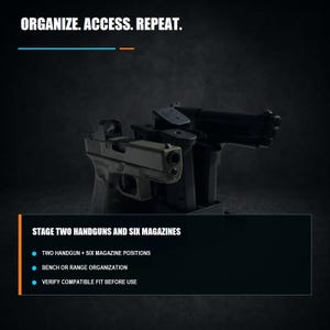 Può includere: Un supporto nero per riporre due pistole e sei caricatori. Il testo recita: ORGANIZE. ACCESS. REPEAT. STAGE TWO HANDGUNS AND SIX MAGAZINES. TWO HANDGUN + SIX MAGAZINE POSITIONS. BENCH OR RANGE ORGANIZATION. VERIFY COMPATIBLE FIT BEFORE USE.
