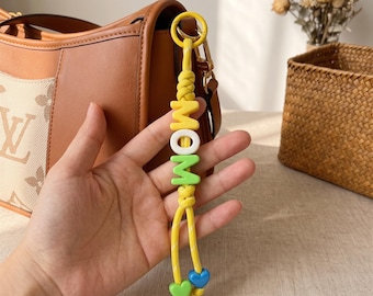 パーソナライズされたカラフルな名前入りバッグチャーム、カスタムチャンキーキーホルダー、誕生日プレゼントに最適なかわいいビーズバッグチャーム、ハンドバッグチャーム、財布アクセサリー