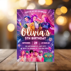 Pode incluir: Um vibrante convite de anivers&aacute;rio com um tema roxo e rosa. O convite apresenta personagens animados e o texto "Olivia's 5th Birthday". Os detalhes incluem a data, hora e informa&ccedil;&otilde;es de RSVP.