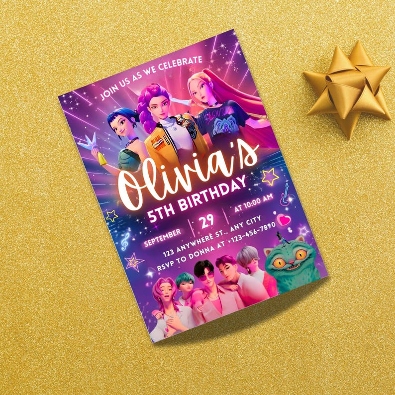 Pode incluir: Um vibrante convite de anivers&aacute;rio com um fundo roxo, apresentando personagens de desenhos animados e o texto "Olivia's 5th Birthday". O convite inclui a data, hora e informa&ccedil;&otilde;es de RSVP. Uma fita dourada est&aacute; no canto superior direito.