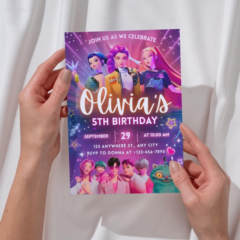 Pode incluir: Um convite de anivers&aacute;rio roxo com o texto "Olivia's 5th Birthday". O convite apresenta ilustra&ccedil;&otilde;es de personagens animados e inclui a data, hora e informa&ccedil;&otilde;es de RSVP. O convite &eacute; segurado por uma pessoa.