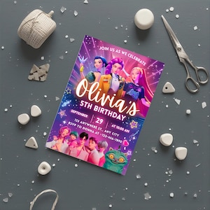 Pode incluir: Um convite de anivers&aacute;rio colorido com o texto "Olivia's 5th Birthday". O convite apresenta ilustra&ccedil;&otilde;es de personagens animados e a data, 29 de setembro, com informa&ccedil;&otilde;es de RSVP. O fundo &eacute; um gradiente de roxo e rosa.