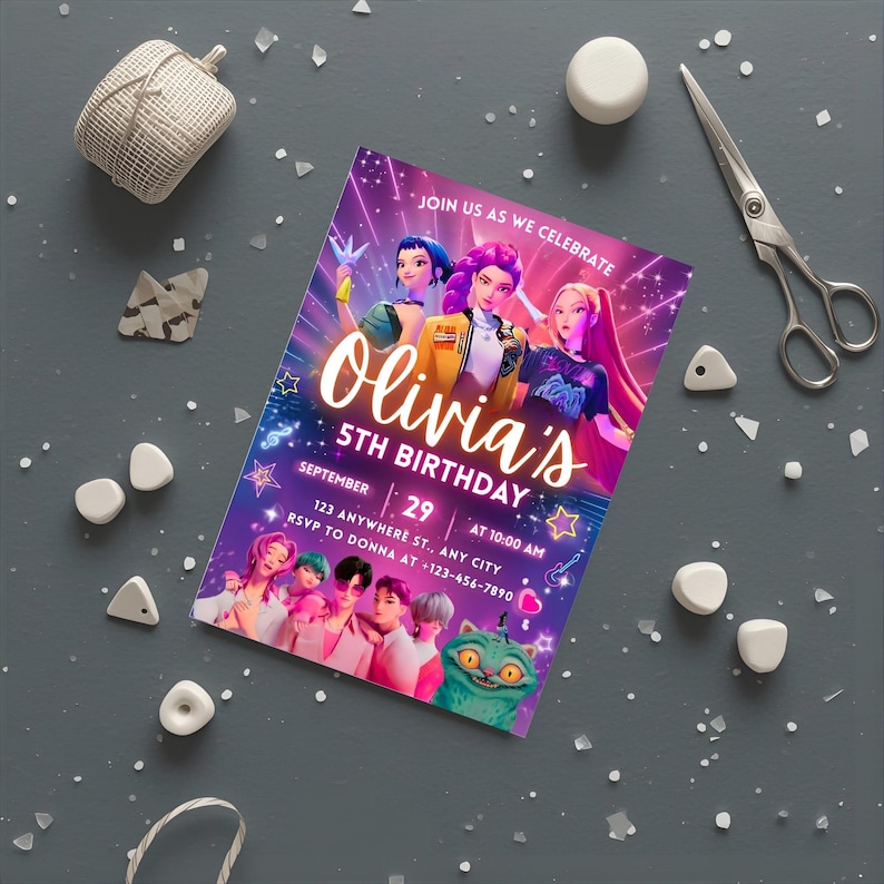 Pode incluir: Um convite de anivers&aacute;rio colorido com o texto "Olivia's 5th Birthday". O convite apresenta ilustra&ccedil;&otilde;es de personagens animados e a data, 29 de setembro, com informa&ccedil;&otilde;es de RSVP. O fundo &eacute; um gradiente de roxo e rosa.
