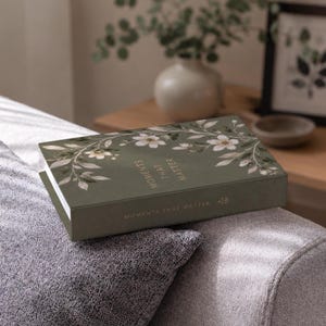 Libro finto con motivo floreale color oliva, vano portaoggetti nascosto, decorazione botanica per tavolino da caffè, regalo per l'inaugurazione della casa.