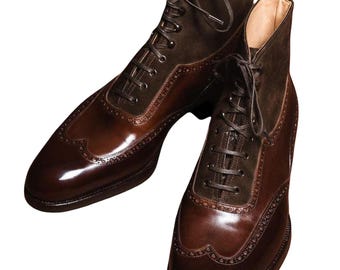 Stivaletti da uomo in pelle marrone scuro con punta a coda di rondine, modello brogue, realizzati a mano. Stivali eleganti da uomo.