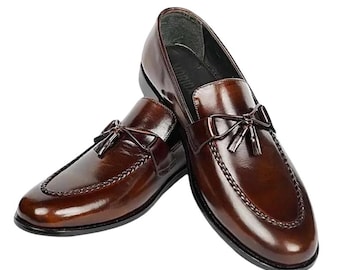 Mocassini da uomo in pelle marrone con nappine, realizzati a mano / Scarpe eleganti slip-on da uomo