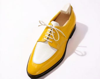 Scarpe eleganti da uomo in vera pelle, gialle e bianche, fatte a mano, con lacci.
