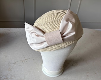 chic beige ladies' pillbox hat with silk bow, sand-colored ladies' cap, Royals Ascot hat, handmade derby Kentucky hatinator, offwhite, ecru
