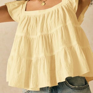 Damesblouse in lichtgeel met ruches, vierkante hals en korte mouwen, losse peplumtop, schattige en elegante zomerblouse