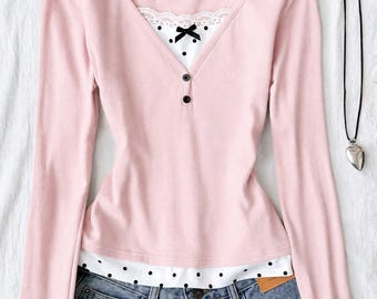 Camiseta azul de manga larga para adolescentes, tapeta de botones de encaje en contraste, bajo asimétrico.