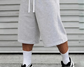 Pantalones cortos capri gris claro, cintura con cordón ajustable, poliéster, estilo streetwear/skateboarding.