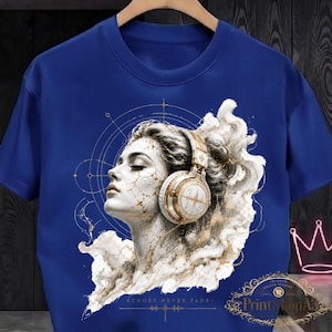 Può includere: Una t-shirt blu reale con una stampa grafica di una persona di profilo che indossa cuffie dorate. Il design include vortici bianchi simili a fumo, motivi a crepe dorate sulla pelle, linee geometriche e il testo Echoes Never Fade in basso.