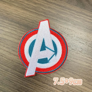 Toppa ricamata termoadesiva con logo di una squadra di supereroi, applicazione da cucire, toppa decorativa fai-da-te per giacca e zaino, regalo per appassionati di fumetti, 5 opzioni di colore