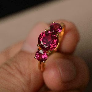 Anillo de oro amarillo de 14 quilates con rubí natural redondo de 3,00 quilates y diamantes, certificado por IGL. Regalo de aniversario.