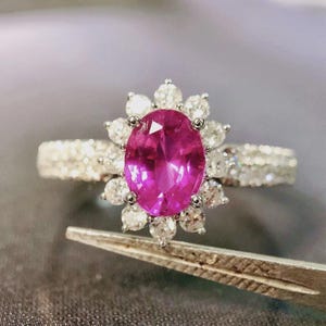 Anillo de oro blanco de 14 quilates con rubí natural ovalado de 2,70 quilates y diamantes, certificado por IGL. Regalo de aniversario.