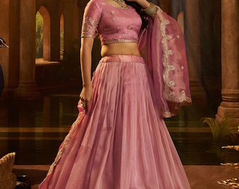 Rosa organza lehenga choli set, broderad indisk bröllopsoutfit