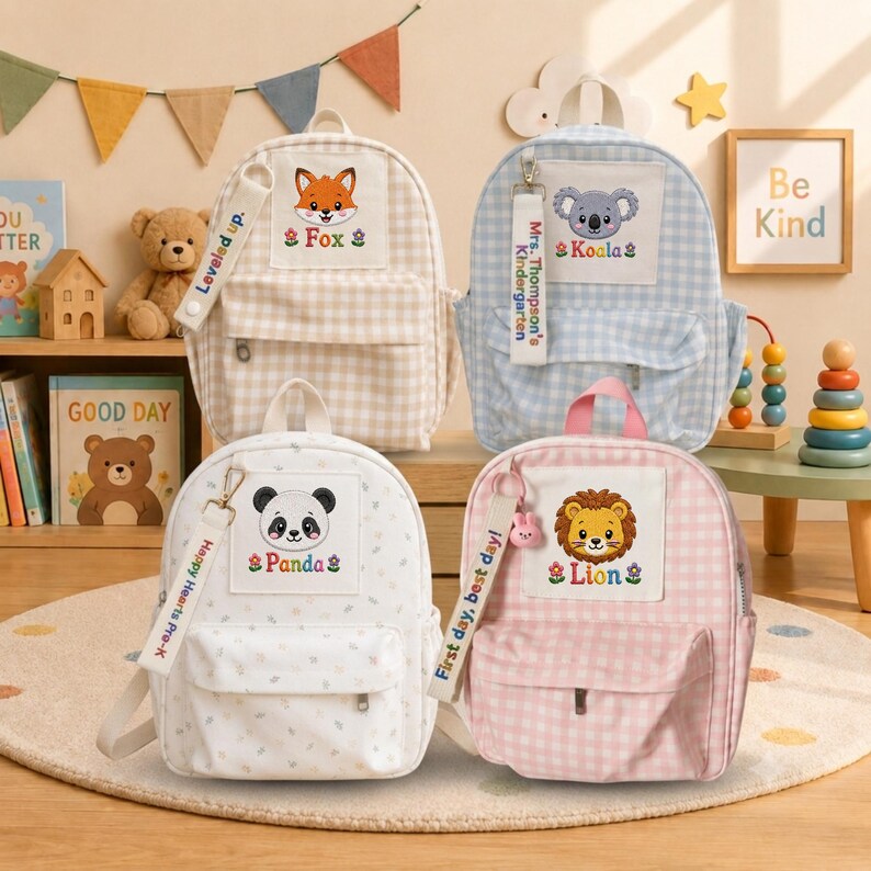 K&ouml;nnte beinhalten: Vier Kinderrucks&auml;cke mit Tierstickereien und personalisierten Stoffanh&auml;ngern. Die beigen, blauen, wei&szlig;en und rosafarbenen karierten Taschen zeigen einen Fuchs, Koala, Panda und L&ouml;wen mit Texten wie "Fox", "Koala", "Panda", "Lion", "Leveled up", "Mrs. Thompson's Kindergarten", "Happy Hearts Pre-K" und "First day, best day!"