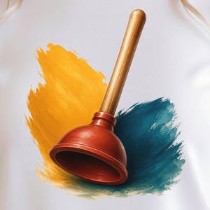 Op de afbeelding: Een wit t-shirt met een grafische print van een ontstopper met een houten steel en een rode rubberen kop. De ontstopper is geplaatst tegen een achtergrond van abstracte, getextureerde penseelstreken in levendig geel en diep blauwgroen.