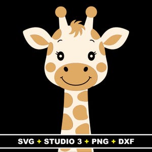 Può includere: Una testa di giraffa dei cartoni animati con un viso color crema, macchie marroni e un'espressione sorridente. La giraffa ha grandi occhi e piccole orecchie. Il testo "SVG + STUDIO 3 + PNG + DXF" è in basso.