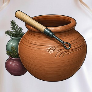 Puede incluir: Una camiseta blanca con una ilustración gráfica de una vasija de barro color terracota con una herramienta de metal con mango de madera sobre el borde, acompañada de dos jarrones más pequeños en turquesa y granate con ramas verdes.