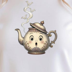 Könnte beinhalten: Ein weißes T-Shirt mit einer grafischen Illustration einer runden, cremefarbenen Teekanne mit überraschtem Gesichtsausdruck, großen Augen und offenem Mund. Aus dem Ausguss steigt Dampf auf, der die Form von drei kleinen Fledermäusen bildet.